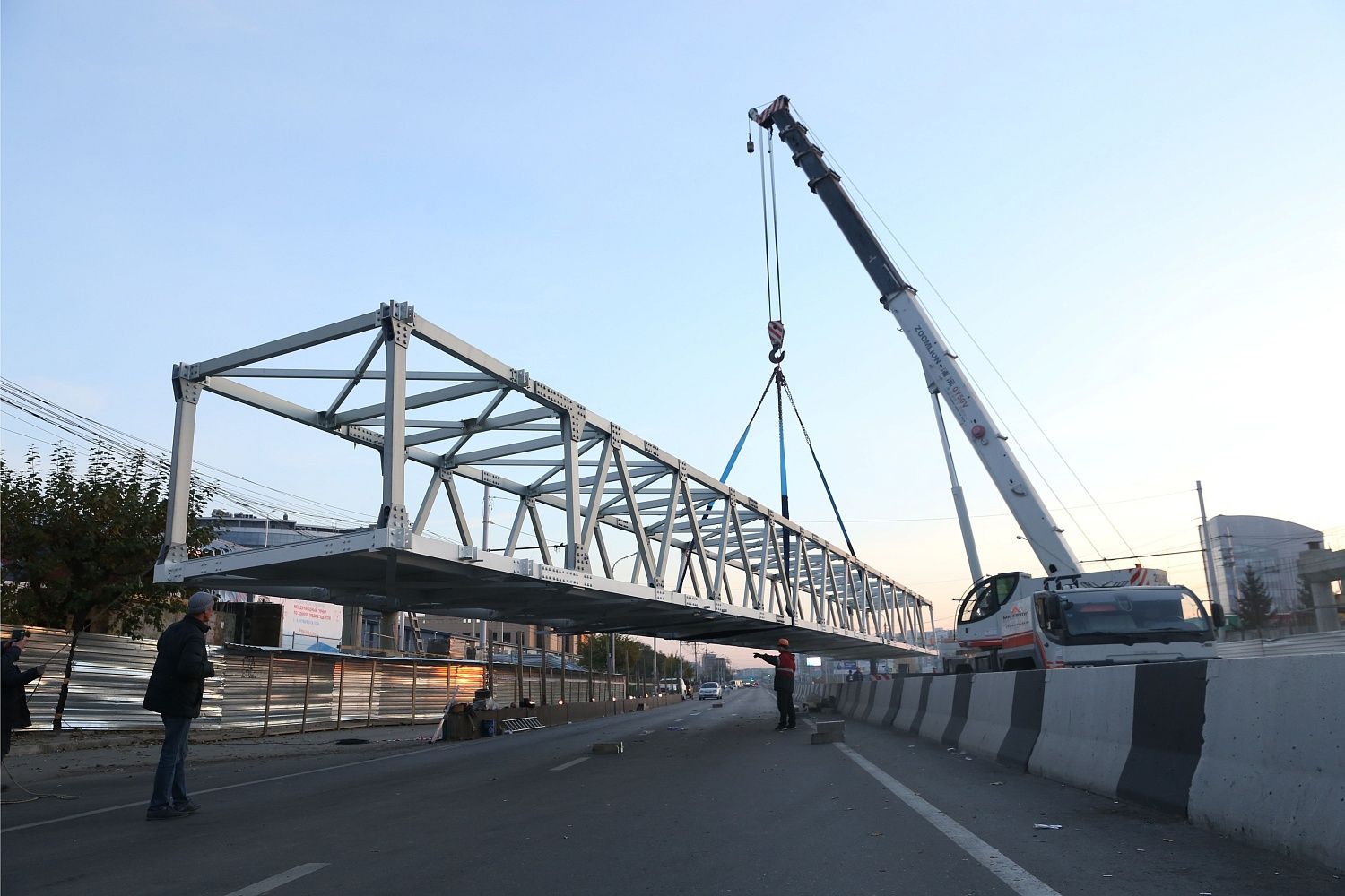 Комплекс строительно-монтажных работ по устройству пешеходного моста в Москве