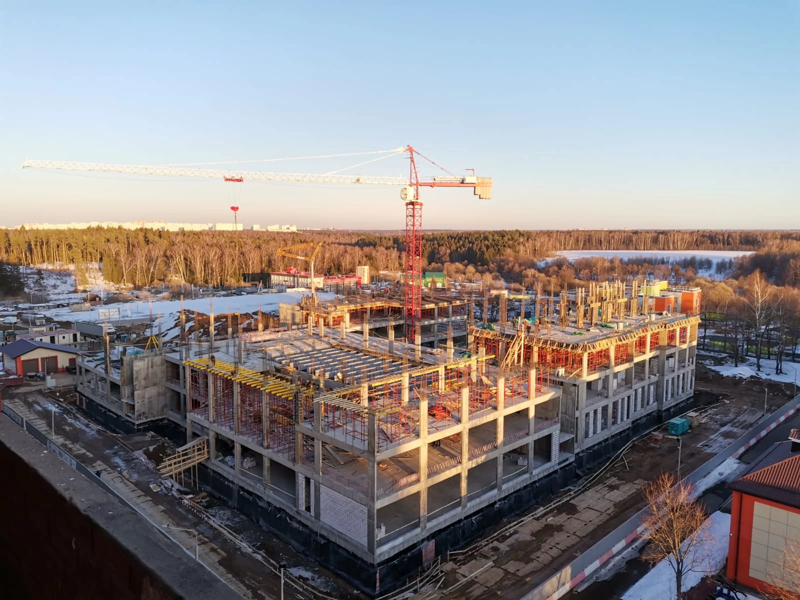 Полностью закончена разработка котлована при строительстве школы на 800 мест в Щапово